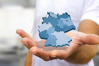 blaue Deutschlandkarte auf Hand