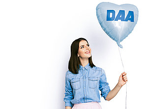 Frau mit  Luftballon